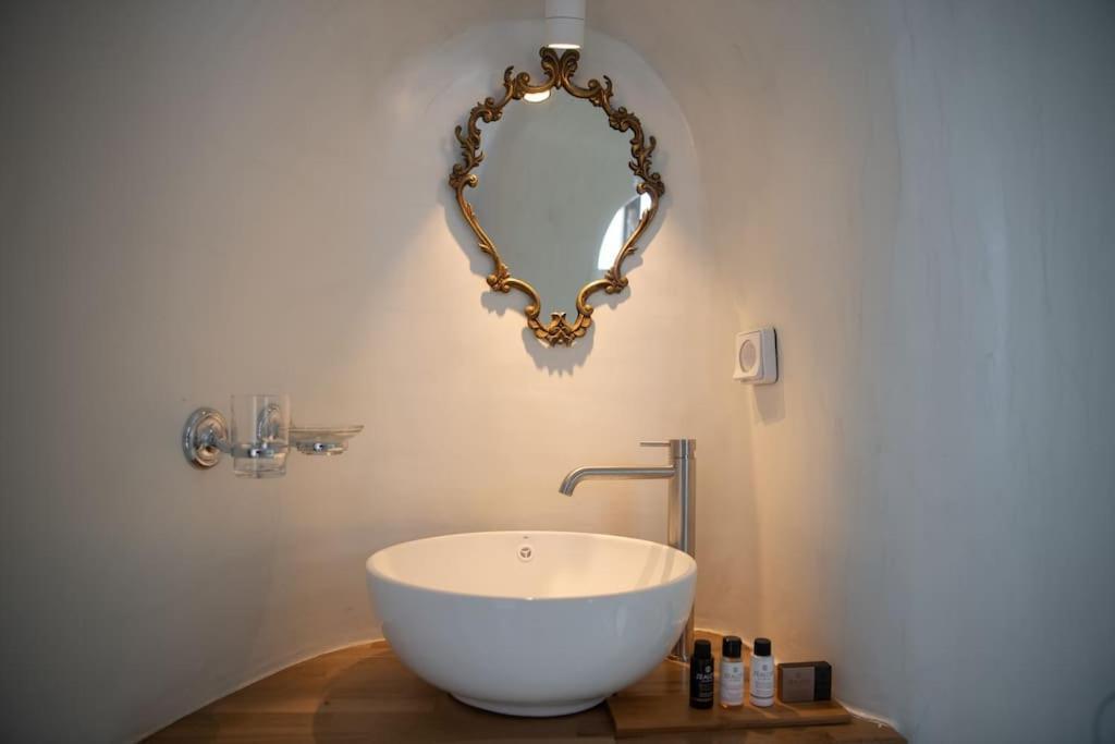 Astrea Suites "Ostria Cave Villa-Outdoor Jacuzzi" Oía Buitenkant foto